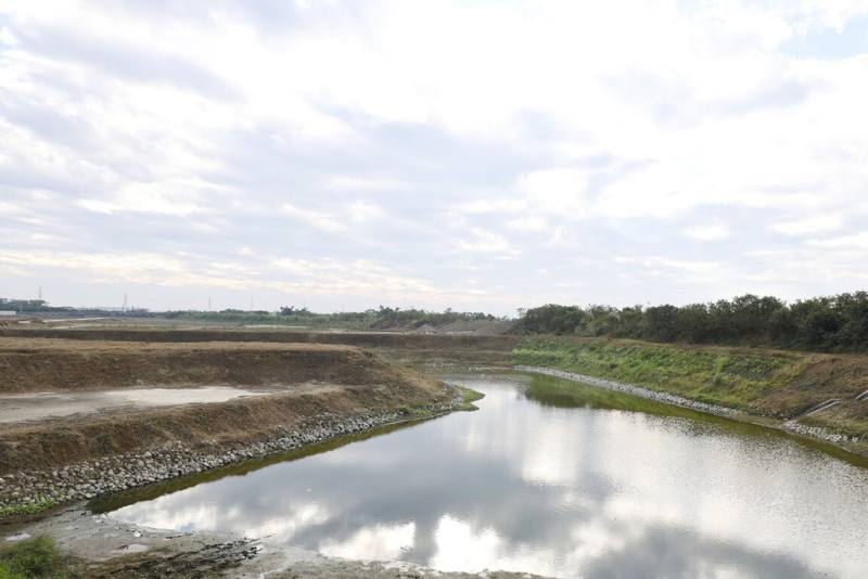 台南市政府獲經濟部水利署補助，推動柳營區八老爺滯洪池新建工程，擴增原有滯洪池並擴充抽水站，可改善周邊地區遇雨易淹情形。（台南市政府提供）