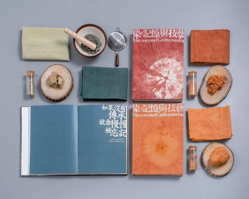 台灣科技大學學生蕭仲雯與賴苡蕙共同創作書籍作品「染：記憶與技藝」，以「泥染」為核心發想，呈現因時代變遷而逐漸被淡忘的天然染色技術之美，獲得德國紅點設計獎。（台科大提供）