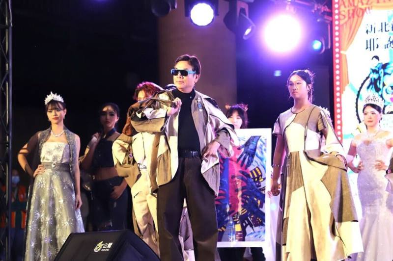 新北市政府28日在市民廣場舉辦「New Vogue! New Fashion! 2025鬥艷時尚耶誕秀」，副市長劉和然（前）也穿上原創設計服裝走上伸展台，展現對學生專業實力的肯定。（教育局提供）