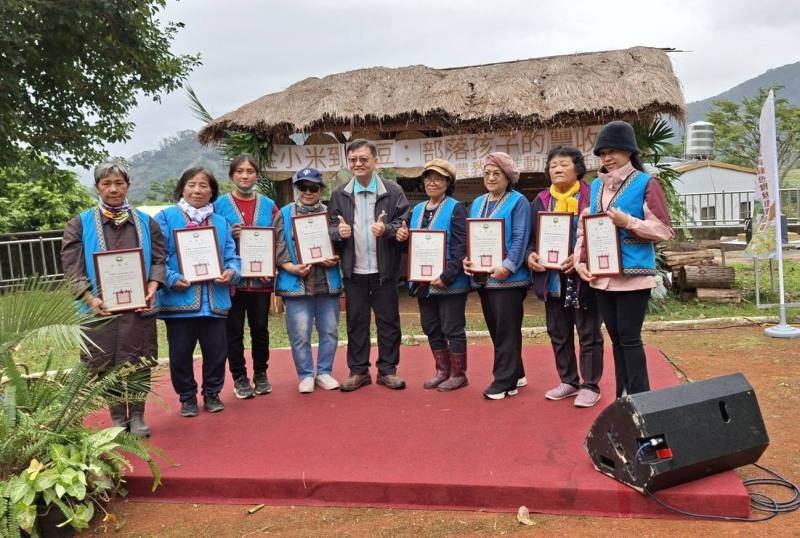 部落迪娜們在此次計畫擔任食農老師，帶領孩子們認識學習布農族傳統農耕知識及飲食文化。