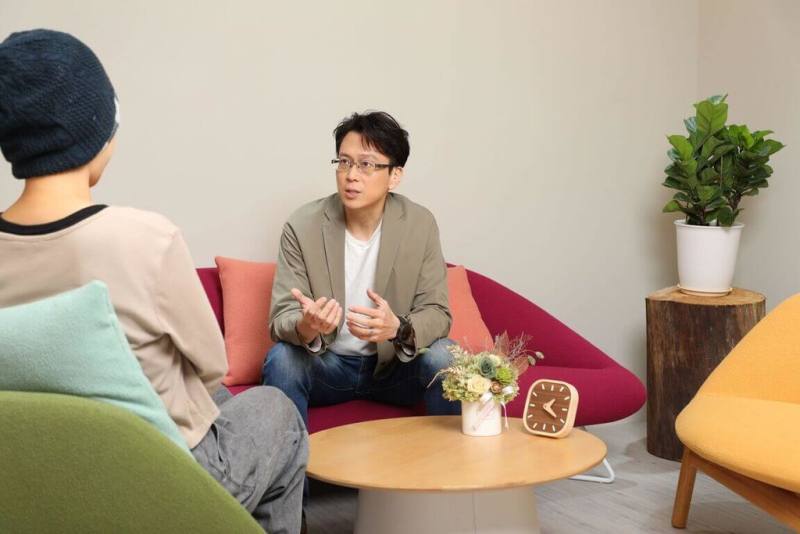 全台灣第一個專屬癌友與家屬的心理諮商所，將於115年元月正式投入服務，每人最多可有6次免費個別諮商；所長葉北辰（右）抗癌長達20多年，他說，在這裡，你不需要花很多力氣解釋醫療名詞。（癌症希望基金會提供）