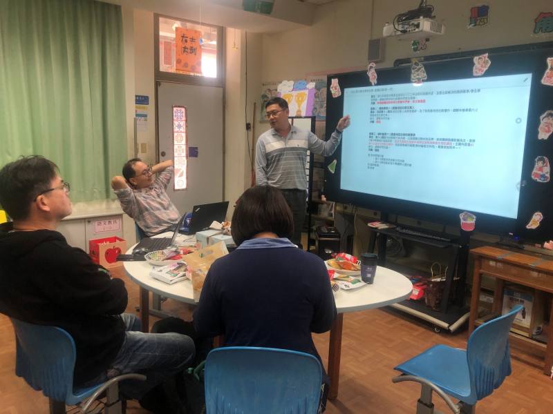 葉志偉和其他老師組成學習社群，定期交流教材與教學設計