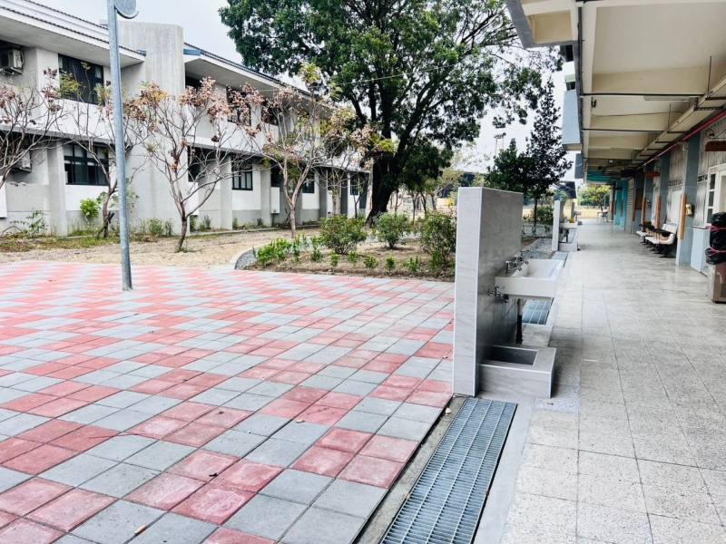 屏東縣立佳冬國中，新設排水溝及地坪鋪面，並調整高差，增加行走安全性