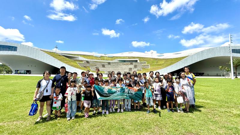 高雄市林園區中芸國民小學師生參與「愛．樂 無限」公益賞樂計畫，欣賞國臺交駐團藝術家萊納．霍內克演出，並體驗衛武營國家藝術文化中心場館導覽。
