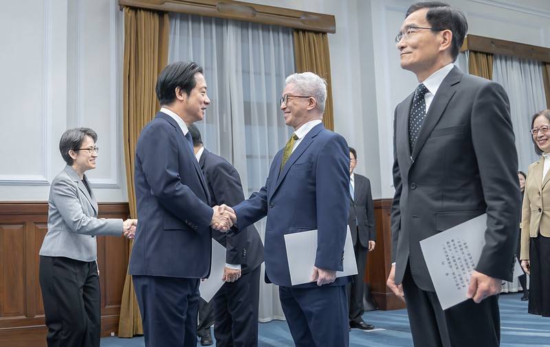 總統逐一向宣誓人致意