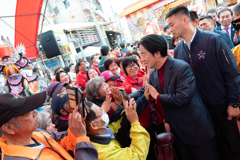 賴清德總統28日下午前往彰化「溪湖永安宮」及「溪湖福安宮」參香祈福