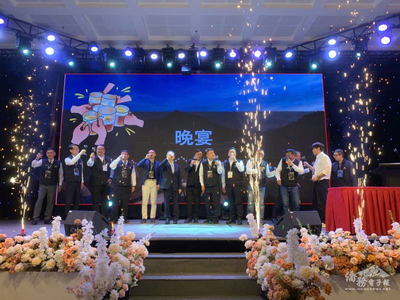 全體理監事、會職幹部與來賓共同舉杯慶祝新年快樂