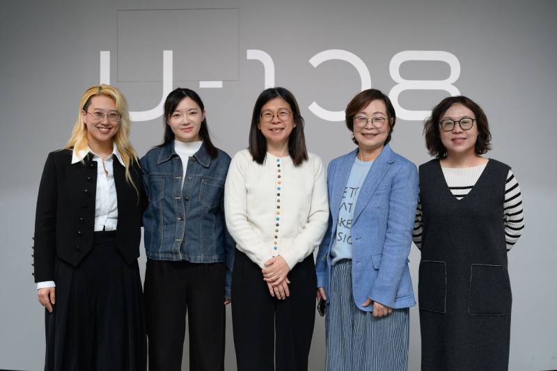 「結界—灶跤」展覽開幕式，國立臺灣美術館館長陳貺怡(中)與藝術家張晏慈(左二)、藝術家范佐伊(左一)、貴賓施香蘭(右二)、貴賓王俐容(右一)合影，國立臺灣美術館提供，攝影：ANPIS FOTO王世邦