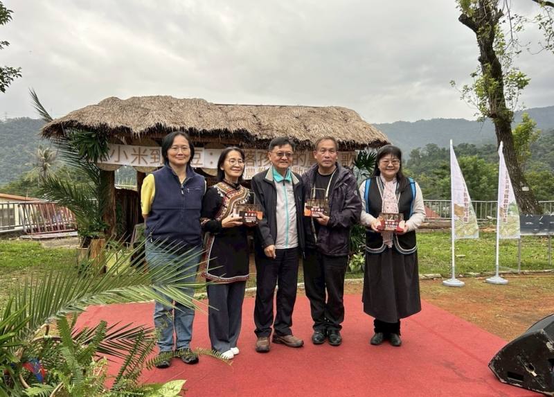 花蓮場楊大吉場長感謝太平、卓樂及卓清國小與慈心有機農業發展基金會與本場共同推動原鄉食農教育，並將布農傳統作物種子贈與三校，象徵布農文化在校園傳承延續。