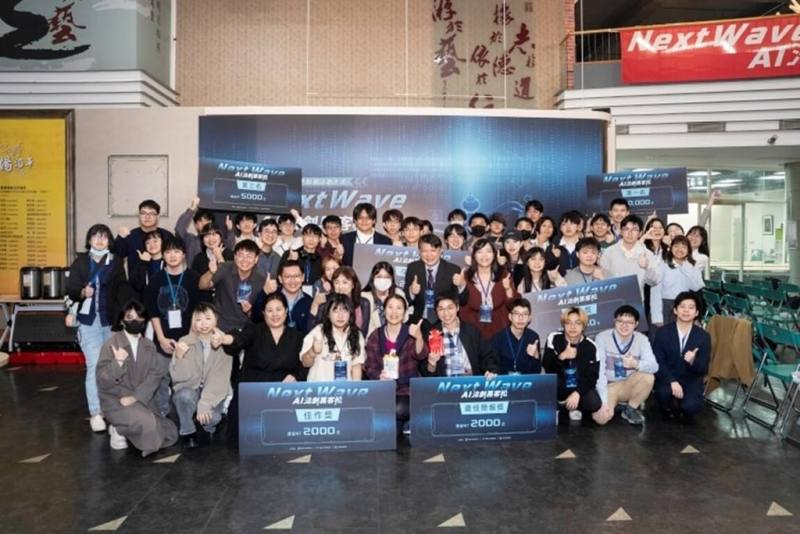 東吳大學人本AI研究中心、東吳人工智慧應用社、台灣法學基金會主辦2025 NextWave AI法創黑客松，全台10所大專的23組團隊參加，15組團隊入圍決賽。（東吳提供）