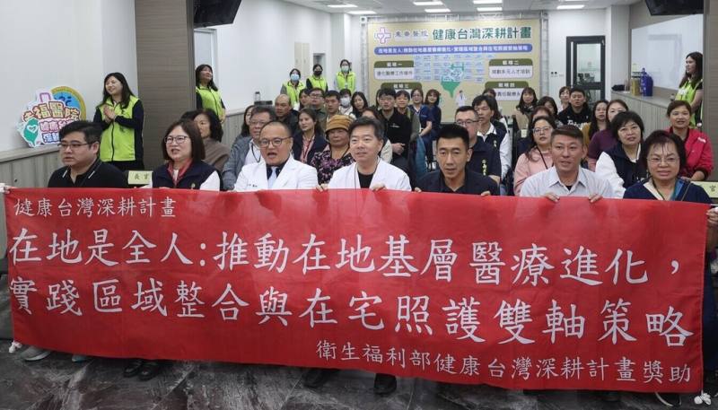 東華醫院導入AI智慧醫療，29日進一步與彰化縣、南投縣等護理之家、長照機構、衛生所簽署合作意向，要透過AI協作整合彼此資源，包含優化醫療工作條件、規劃多元人才培訓等，幫醫護減壓、提升病人照護品質。（東華醫院提供）