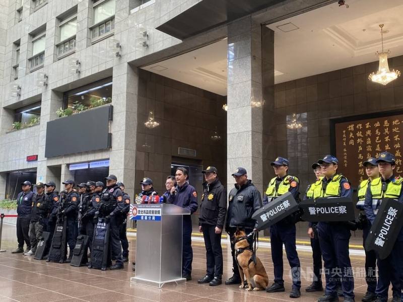 北市警方29日表示，為確保跨年晚會活動安全，已全面提升維安層級，將出動1300多名警力和協勤民力，以及2隻偵爆犬