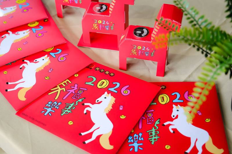 宜蘭縣政府29日發表馬年紀念紅包及春聯設計圖樣，主視覺以「馬福樂事」為主題，由成功國小美術班學生共同創作，立體馬還結合存錢筒功能。（宜蘭縣政府提供）