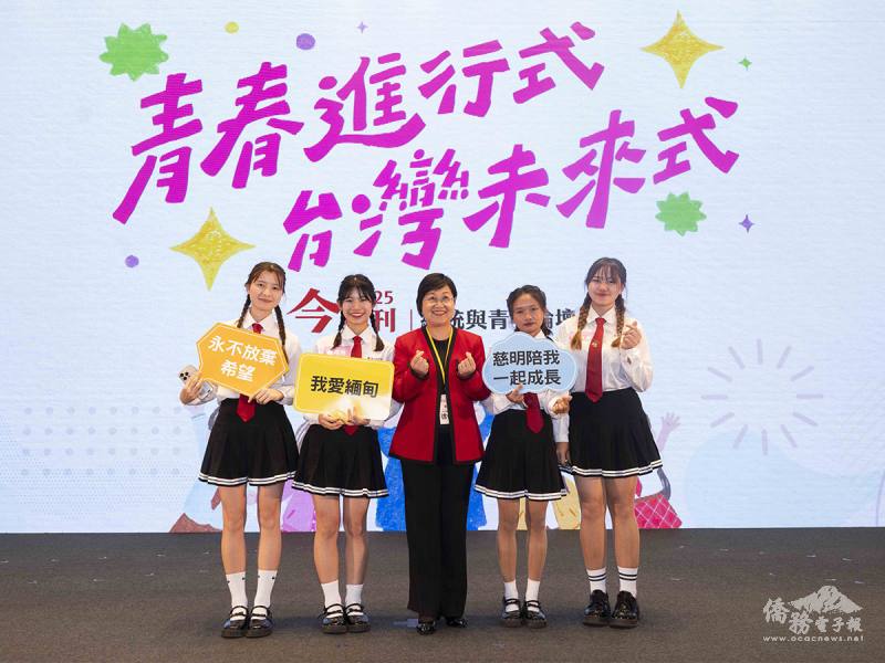 徐佳青與僑生合影