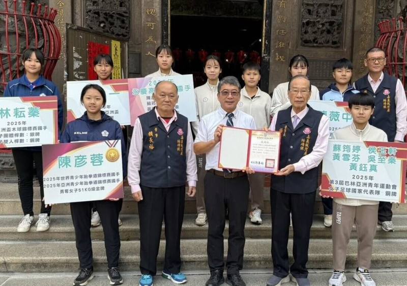 嘉義縣立永慶高中今年有9名學生成為國家代表隊成員，為感謝嘉義城隍廟對學校體育發展的支持與贊助，校長郭春松（前右3）29日帶領國手學生前往參拜，由董事長楊嘉南（前右2）接待並陪同上香。（永慶高中提供）