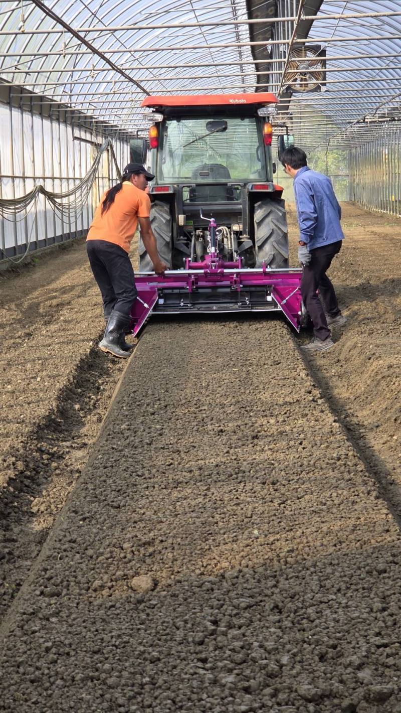 透過小型附掛式作畦器進行田間作畦，確保設施畦面平整且規格一致，有利配合後續機械操作