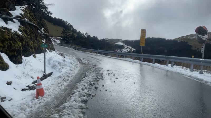 合歡山29日未降雪，但山坡、路邊仍有殘冰，交通部公路局表示，台14甲線高海拔路段有路面結冰機率，車輛易打滑，翠峰至大禹嶺路段29日晚間到30日清晨預警封閉。（交通部公路局提供）