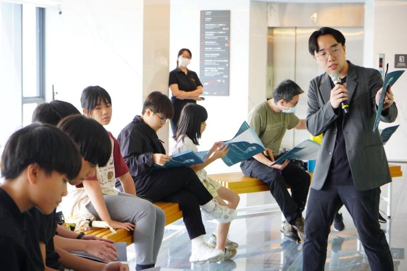 「愛．樂 無限」公益賞樂計畫前導活動，由國臺交助理指揮巫竑毅進行曲目導聆解說與劇場禮儀教育，協助參與者建立基礎聆賞能力，提升整體觀演體驗。