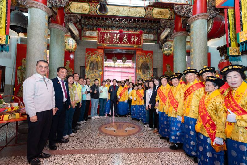 總統致贈溪湖福安宮「神威顯赫」匾額