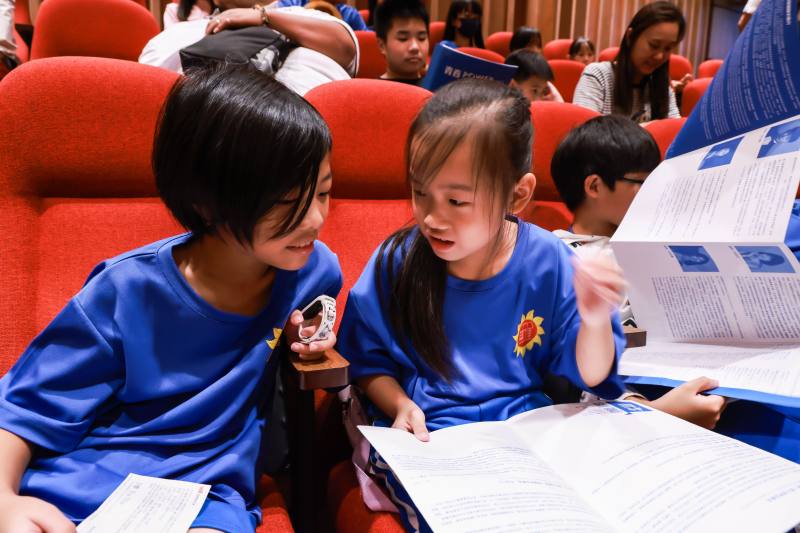 彰化縣埔心鄉羅厝國民小學參與「愛．樂 無限」公益賞樂計畫，於演出前閱讀節目單，認識曲目內容與演出重點，為觀演體驗做好準備。