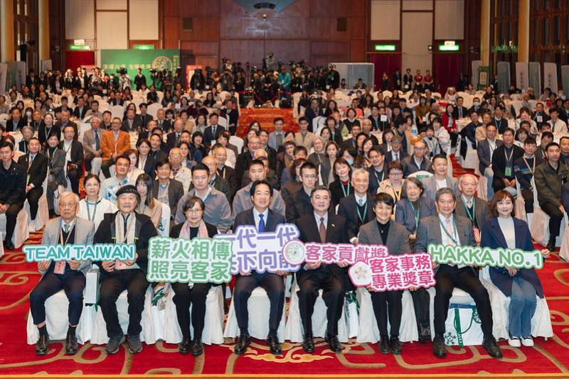 總統和出席人員合影