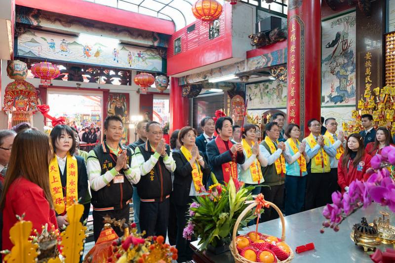 總統前往「溪湖永安宮」參香祈福