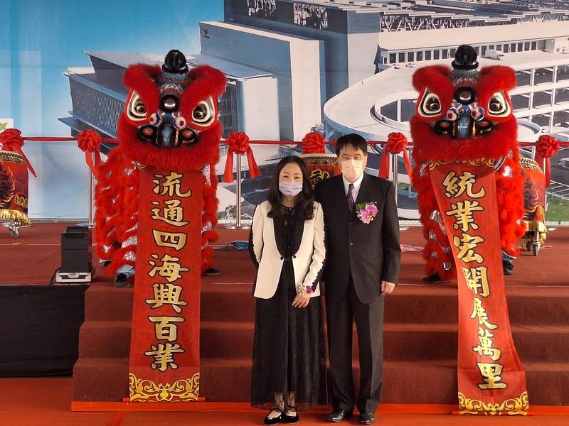 統一企業台南新市物流園區29日舉行啟用典禮，統一企業董事長羅智先（右）與夫人高秀玲（左）皆出席。台南新市物流園區為統一企業首座24小時營運且結合常溫、低溫包括冷藏與冷凍等多溫層的智慧物流園區，全面導入智慧物流與自動化設備