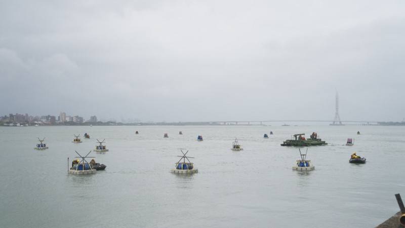 中共宣布對台軍演，國軍啟動立即備戰操演，53工兵群30日於新北淡水河口實施阻絕演練，同時在油桶內注入燃料，依縱、橫向設置，藉此阻斷敵軍的作戰行動。（軍聞社提供）