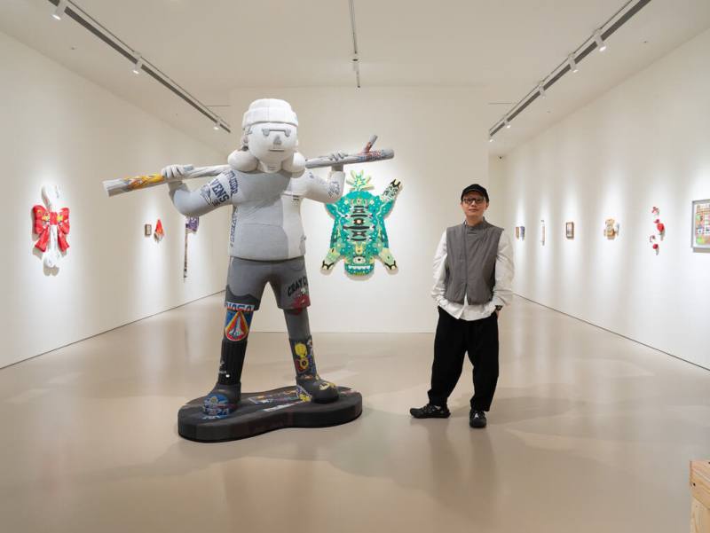 藝術家劉正堃（Abei LIU）（圖）於誠品畫廊舉辦首檔大規模個展「思緒漫遊FRAGMENTS ODYSSEY」，以原創角色MASKBOY延伸大型裝置作品「來吧！」，展期至2026年1月31日。（誠品畫廊提供）