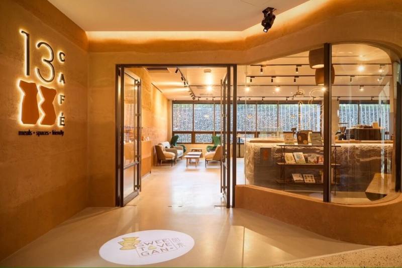 為配合新北淡水、八里跨年活動，十三行博物館31日將延長開館時間至晚上9時，邀請民眾至考古咖啡廳13 CAFÉ（圖）享用餐點，再步出博物館戶外廣場觀賞跨河煙火。（十三行博物館提供）