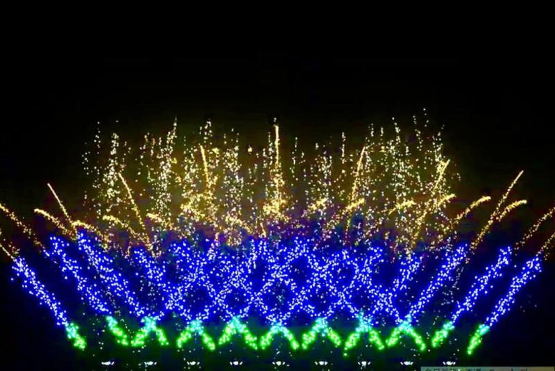 台南市政府將於31日在永華市政中心西側廣場舉辦跨年演唱會，規劃在跨年倒數後推出長達180秒煙花秀。圖為往年跨年煙花秀。（台南市政府提供）