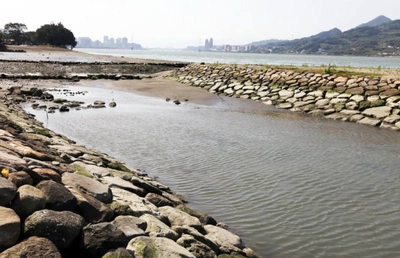 新北市政府近日介紹鮮為人知的歷史故事，淡水曾擁有台灣第一座水上機場，坐落在原淡水火車站與鼻仔頭川、竿蓁林川之間區域，現仍存有防空洞、飛機滑溜台等設施，已列為市定古蹟。（新北市文化局提供）