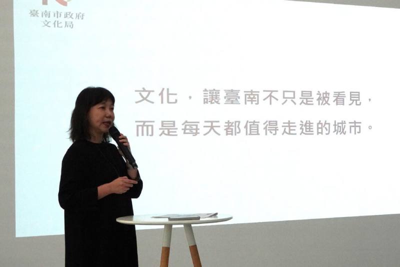 台南市政府文化局30日舉辦年終成果記者會，由局長黃雅玲（圖）說明年度文化施政概況，並揭示2026年文化推展重點方向。（台南市文化局提供）