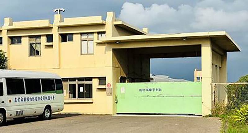 為了防範國際口蹄疫、豬瘟、非洲豬瘟及其他豬傳染病威脅，農業部防檢署提升觀音檢疫站生物安全措施，將疫病檢測項目由7項擴增為12項。圖為防檢署桃園分署觀音檢疫站種豬隔離設施出入口。（防檢署提供）