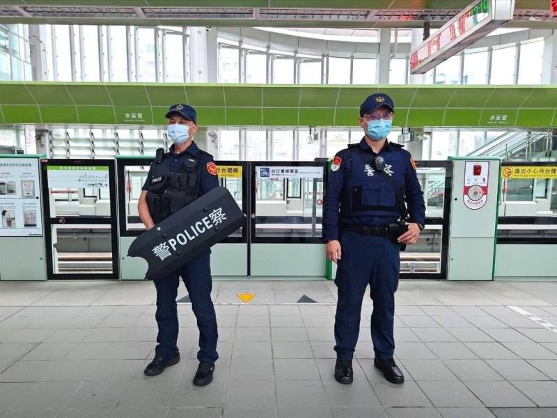 台中市31日有多場跨年大型活動，台中捷運將延長營運到隔天凌晨2時並加密班次，當天晚間台中捷運股份有限公司緊急應變小組會與捷運警察隊配合，增派警力巡邏守望，維護疏運安全。（中捷公司提供）