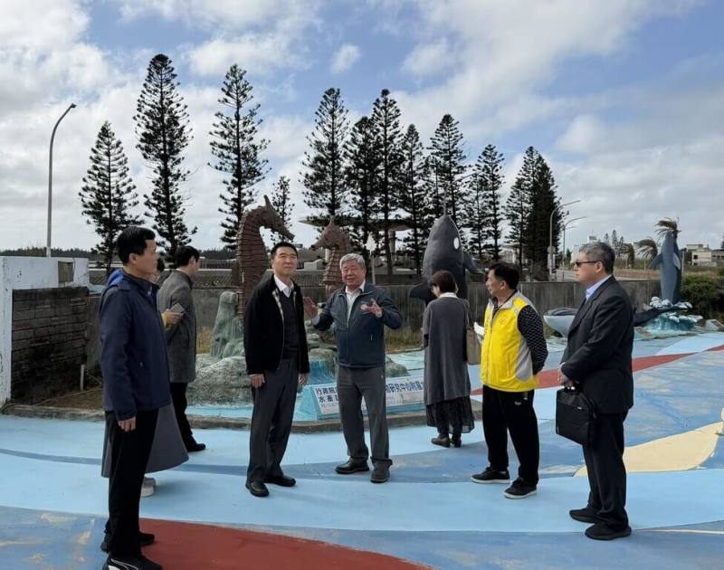 法務部保護司長洪信旭（中左）29日視察澎湖司法保護業務，一行人也前往犯罪被害人保護協會澎湖分會所服務的個案進行參訪，並對柯姓收容人為澎湖水族館製作的造景藝術作品給予高度肯定。（澎湖地檢署提供）