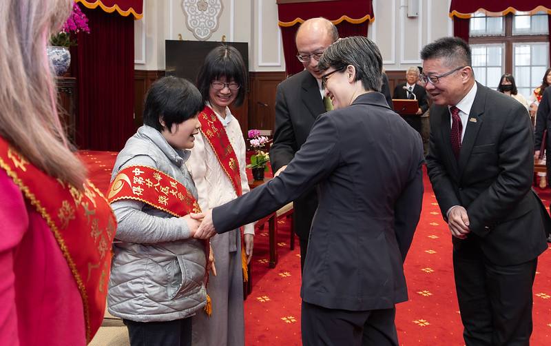 副總統接見「社團法人中華慈光愛心會第28屆大愛獎得獎人及其身心障礙子弟」