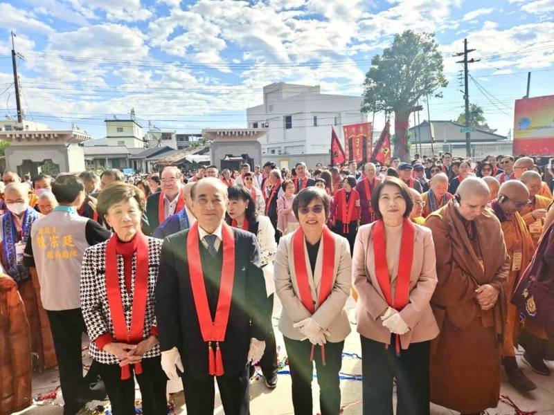 位於屏東縣潮州鎮的全球佛教聯合會館29日啟用，屏東縣長周春米（前右1）、內政部長劉世芳（前右2）、前立法院長王金平（前左2）、前副總統呂秀蓮（前左1）出席。（屏東縣佛教會提供）