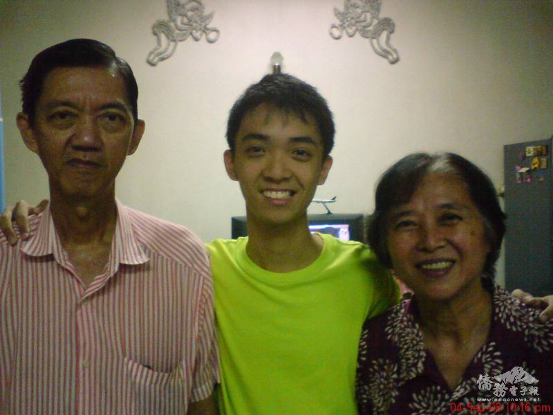 楊冠義（中）來臺前一晚與父母合影，難掩期待的心情