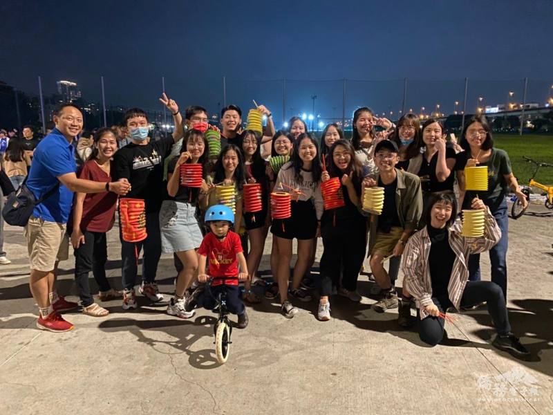 楊冠義（前排右2）創建的「M.I.T. Malaysians in Taiwan 馬來西亞人在台灣」社群，於2020年舉辦中秋節活動