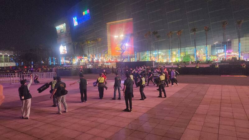 高雄市政府29日晚間舉辦「2026高雄跨年晚會」突發事件實兵演練，設定3攻擊事件劇本，其中捷運站演練是為應對複合式狀況，舞台觀賞區須同步進行疏散