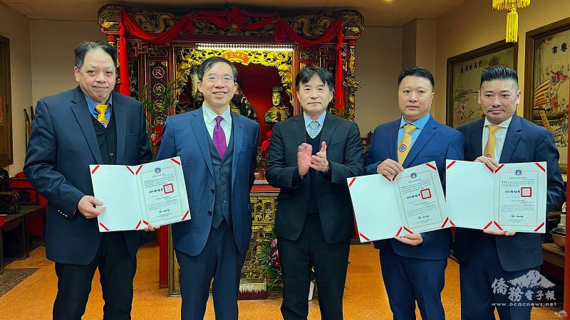 波士頓文教中心主任高家富（中）和波士頓辦事處組長黃耀良（左二）代表僑委會委員長徐佳青，頒發感謝狀與恭賀狀給卸任會長陳偉民（右一）、新屆會長黃展唐（右二）和伍偉業（左一）