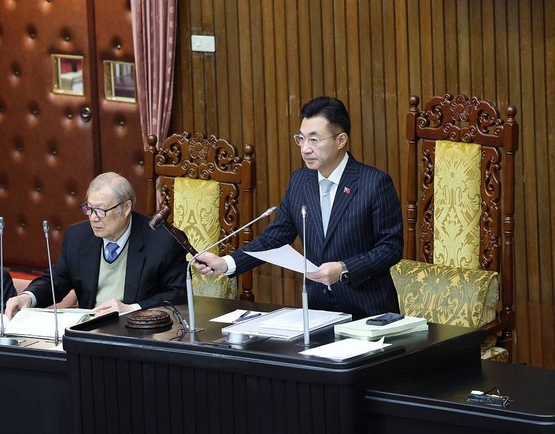 立法院副院長江啟臣（右）30日主持院會，三讀修正通過勞保條例，將政府撥補法制化，明定若遇當年度保費收入少於支出情形，中央政府應有適當經費撥入或補助