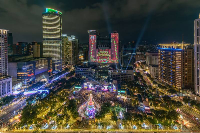 新北市政府表示，「新北歡樂耶誕城」於28日劃上句點，活動中不僅有震撼吸睛的3D裸視光雕展演，還首度導入大型演唱會級的投影技術與LED舞台連動設計等視覺饗宴，期間共吸引740萬人次造訪。（新北市政府提供）