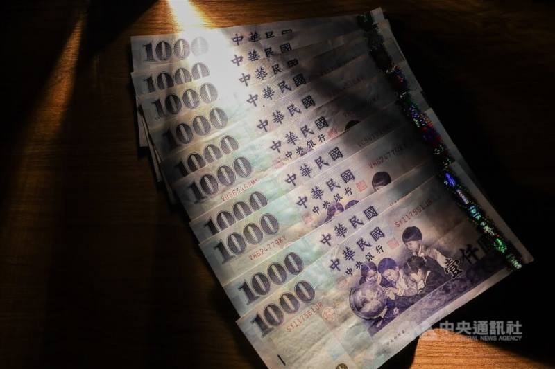 立法院會30日三讀修正通過「詐欺犯罪危害防制條例」部分條文，嚴懲高額詐欺犯罪、提高詐騙刑責。圖為新台幣紙鈔。（中央社檔案照片）