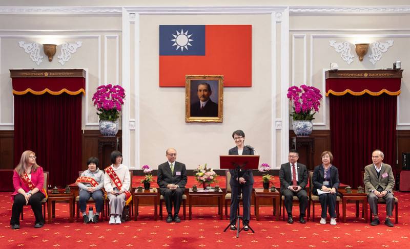 副總統逐一介紹10位獲獎者激勵人心的生命歷程