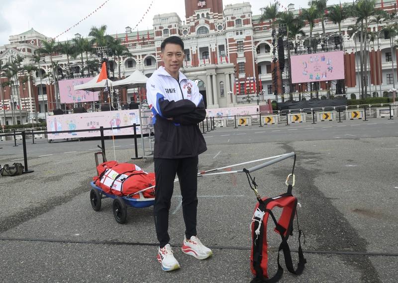 極地超馬選手陳彥博（圖）加入民國115年元旦總統府前升旗典禮國歌領唱，30日參加總彩排時受訪表示，當天完成領唱後，將負重拉行約20公斤的比賽用雪橇前往高雄，為2026年3月1日北極圈賽事模擬訓練