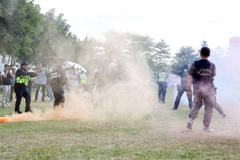 台南市政府將在永華市政中心西側廣場舉辦跨年演唱會，29日安排警方及相關局處進行維安演練，模擬歹徒丟擲煙霧彈等緊急狀況。（台南市政府提供）