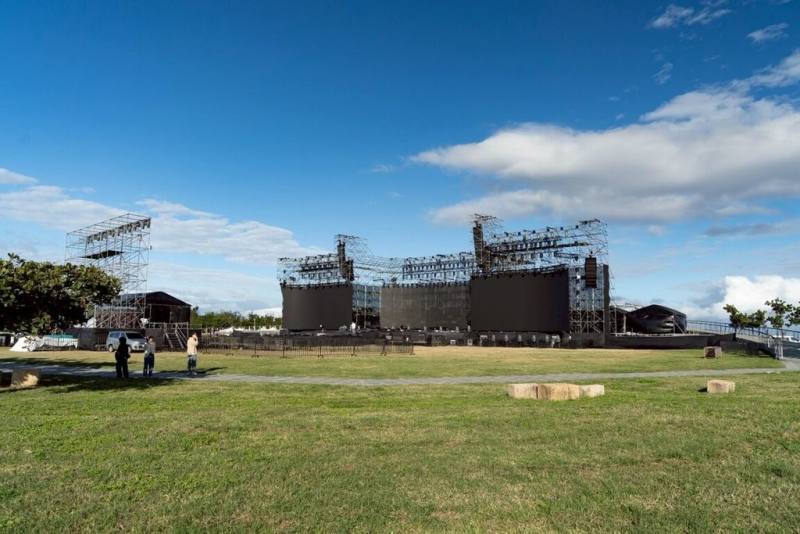 2026台東跨年晚會將在台東市國際地標登場，為提升整體觀演體驗，活動現場規劃設置3面、8公尺高的巨型LED螢幕，搭配高規格音響設備，並設計舞台延伸台，目前廠商已進駐搭建。（台東縣政府提供）