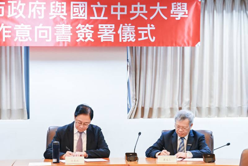 桃園市政府與國立中央大學29日簽署「桃園市八德智慧健康創新園區合作意向書」，由市長張善政（左）、校長蕭述三（右）共同簽署。（桃園市政府新聞處提供）